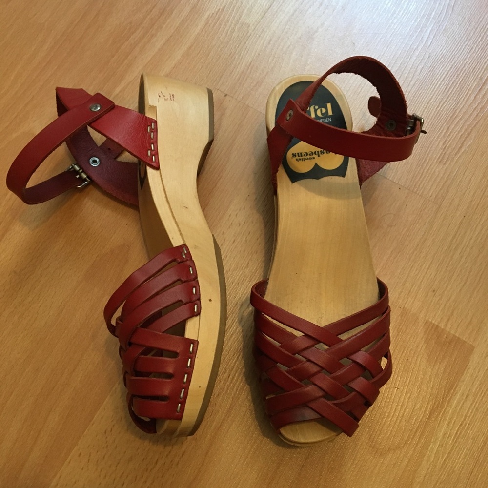 THE clogs! Red Swedish Hasbeens, 6.5
